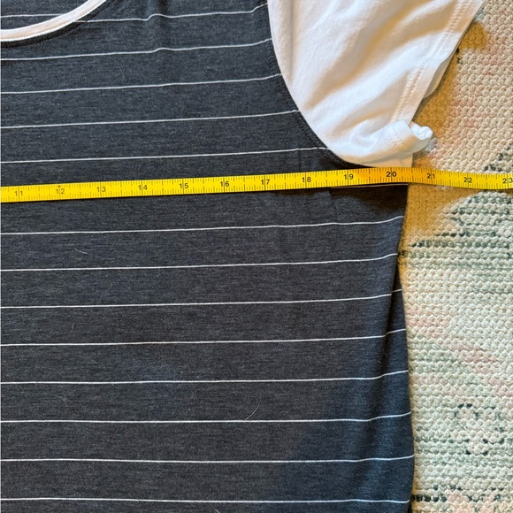 Lululemon Size 10 Charcoal and White Short Sleeve Round Neck Excellent Condition - Picture 5 of 6